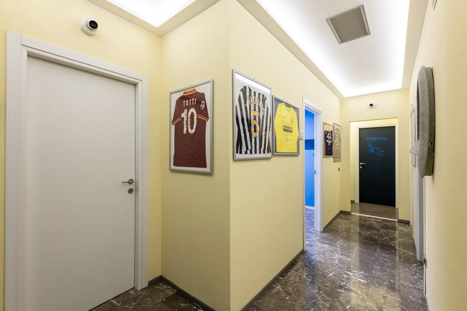 Corridoio dello studio con maglie da calcio incorniciate
