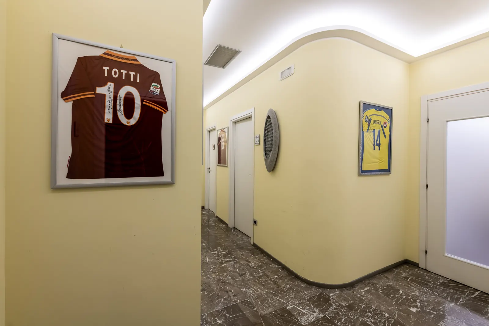 Corridoio dello studio con maglie da calcio incorniciate